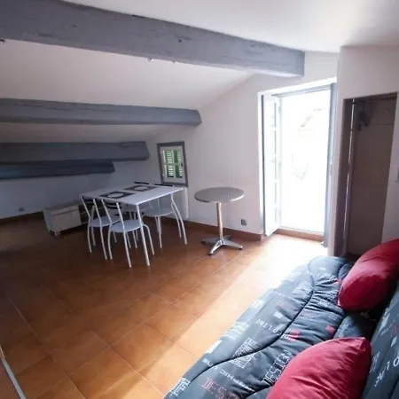 Апартаменти Beau Studio Sous Les Combles Plein Centre De Avec Terrasse Мантон
